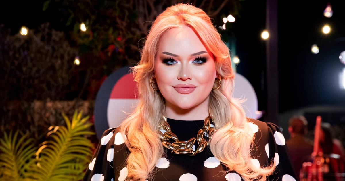 Nikkie de Jager voor het eerst in jurk met decolleté na borstlift