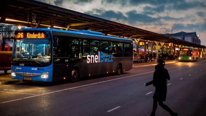 Busreiziger weigert vervoersbewijs te tonen en mishandelt controleurs: ‘Ze vielen me aan’