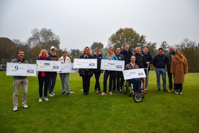 De Antwerp Golf School schenkt een cheque aan zes goede doelen.