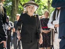 Prinses Beatrix verschijnt met wandelstok in Den Haag: ze blijkt zich te hebben verstapt
