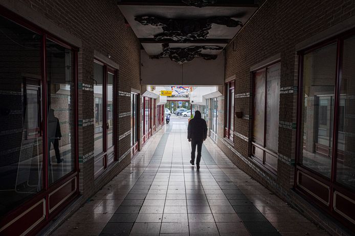 Winkelcentrum Clarenshof aan de Zandstraat in Gennep, een troosteloze passage. Er komen appartementen.