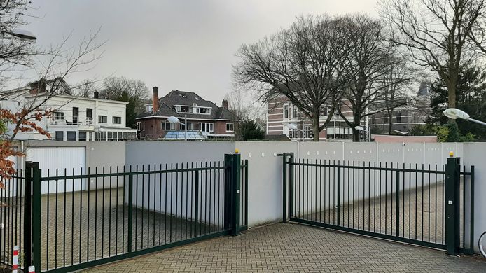 De garageboxen van Frits van Kleef aan het Kasperspad waar achterbuurman Carl Hamm  aan de Singel bezwaar tegen maakt.