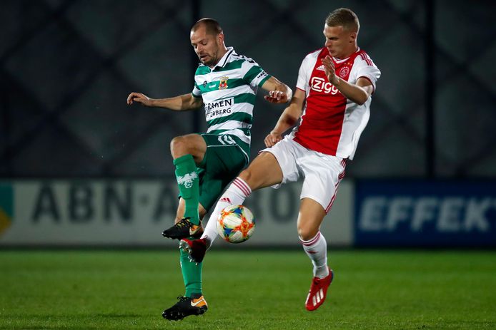 Mitchel Bakker namens Jong Ajax in duel met Istvan Bakx van Go Ahead Eagles.