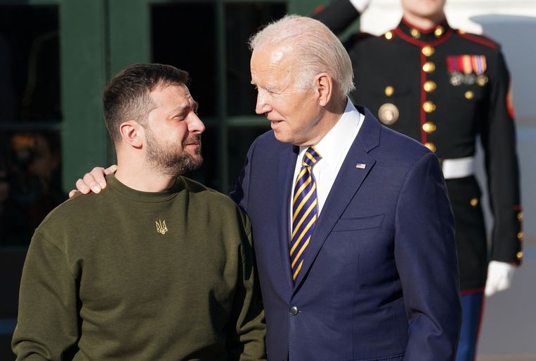 De Amerikaanse president Joe Biden verwelkomt zijn Oekraïense collega Volodymyr Zelensky bij het Witte Huis.  Beeld REUTERS
