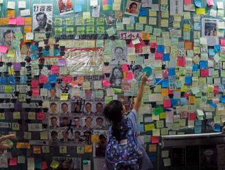 Demonstranten in Hongkong versieren muren met kleurrijke boodschappen