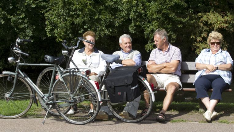 Archiefbeeld: Ouderen rusten na een stukje fietsen. Beeld anp