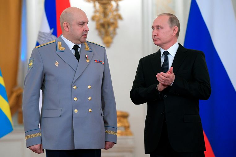 Vladimir Poetin applaudiseert na de benoeming van Soerovikin tot opperbevelhebber van alle Russische strijdkrachten in Oekraïne. Beeld AP