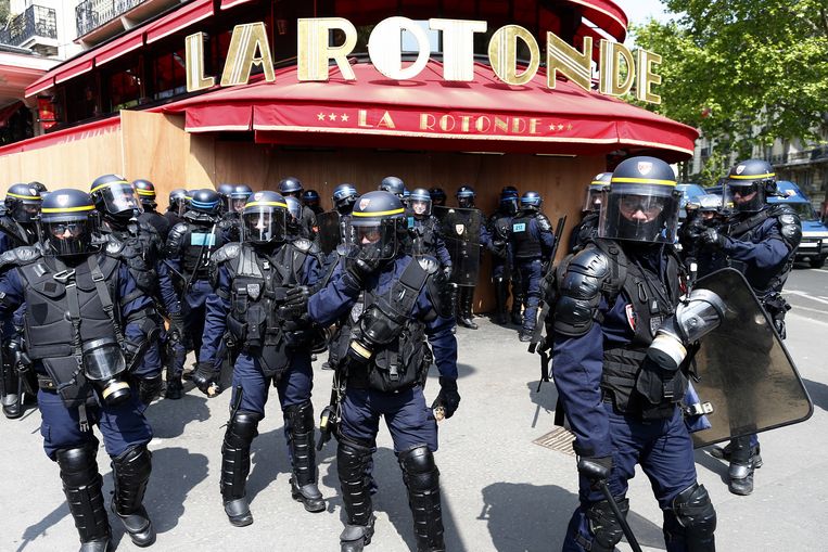 La Rotonde, het favoriete restaurant van president Macron, wordt bewaakt door politieagenten tijdens een demonstratie van de Gele Hesjes, op 1 mei 2019. Beeld EPA