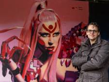 Graffitikunstenaar Reinier ‘spuit’ in Maassluis Lady Gaga op de muur omdat dit in Westland niet mag