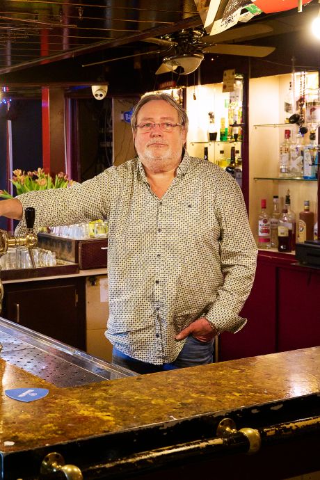 Kroegbaas Bart vecht voor voortbestaan van zijn café; vaste klanten houden inzamelingsactie 