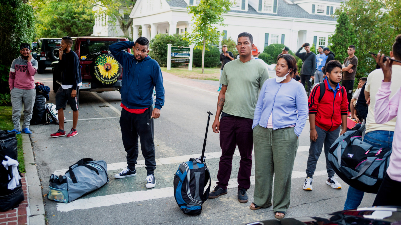 Migranten die door de gouverneur van Floridan aar Martha's Vineyard gestuurd werden, verzamelen zich bij de St. Andrews Episcopal Church in het plaatsje Edgartown.