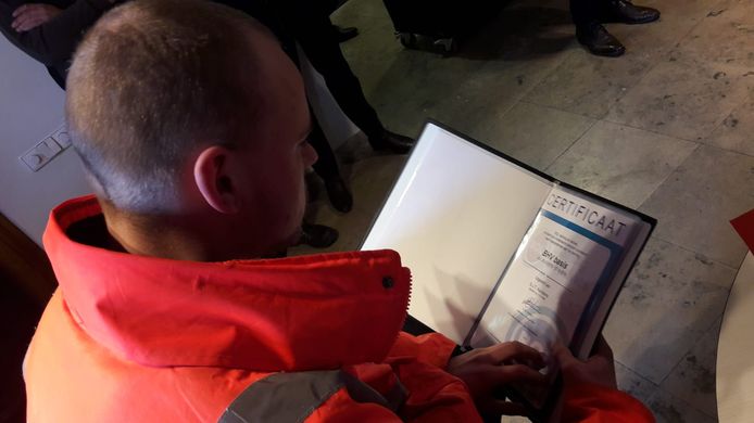 Boy Kerstens (21) uit Oudenbosch leest zijn certificaat.