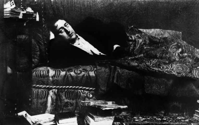 Guillaume Apollinaire thuis in Parijs (1909). Beeld Mondadori via Getty Images