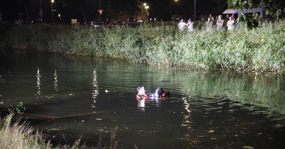 Auto Te Water In Apeldoorn: Twee Inzittenden Door Brandweer Gered |  Apeldoorn | Destentor.Nl