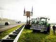 De boeren zijn weer los: hier staan ze met hun trekkers langs de snelwegen in Drenthe en Groningen