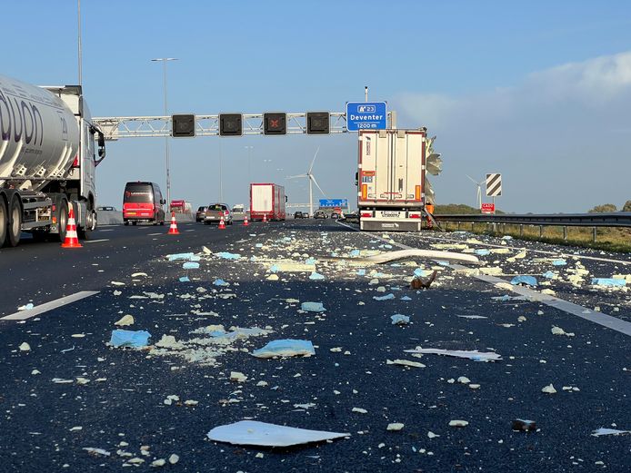 De A1 bij Deventer ligt bezaaid met isolatiemateriaal.
