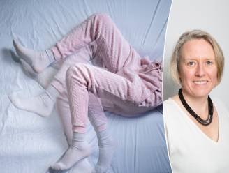 “Veel patiënten schoppen hun partner letterlijk het bed uit”: wat is het rusteloze-benensyndroom en wat kan je eraan doen?