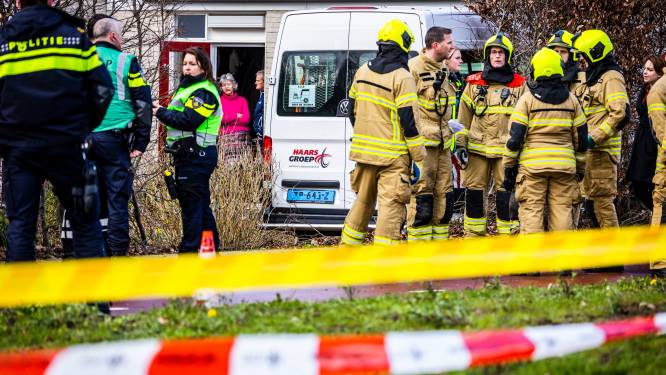 Dronken bestuurder van gehandicaptenbusje schept twee cliënten en botst tegen woning: ‘Enorme klap’