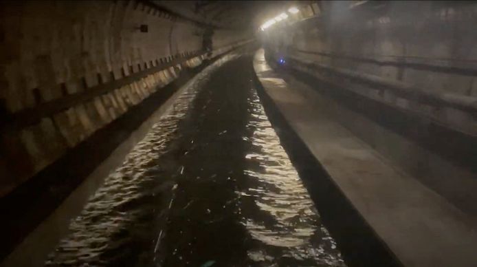 Beeld van de overstroming van de tunnelbuis.