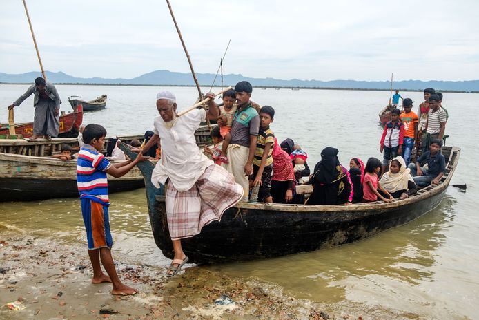 Wie erin slaagt de Naf-rivier vanuit Myanmar over te steken, kan in een tentenkamp in Bangladesh aan een nieuw leven beginnen.