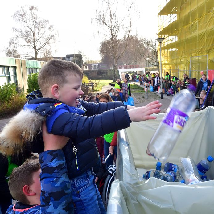 Sommige leerlingen van KPO-basisschool De Heiberg hadden wat hulp nodig bij het inleveren van statiegeldflessen voor Oekraïne.