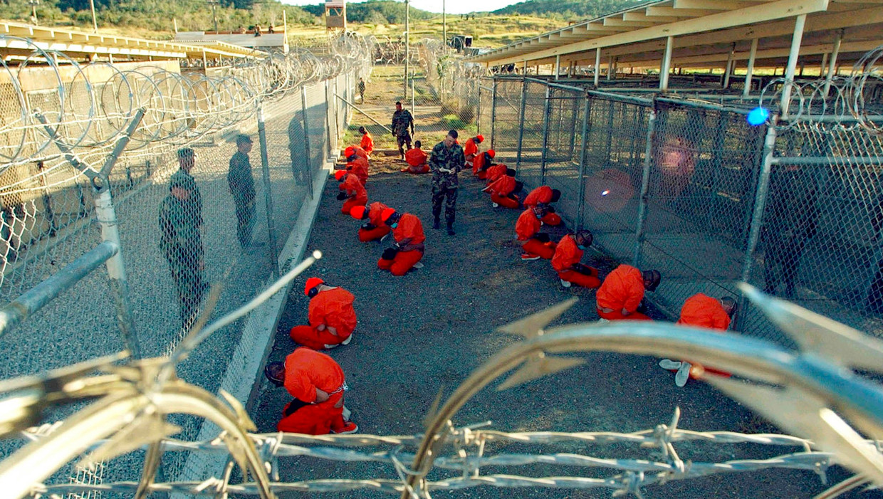 Op de Amerikaanse marinebasis Guantánamo Bay op Cuba zitten nu nog 91 terreurverdachten vast. Onder Obama's voorganger George Bush waren dat er ooit 680. Dit beeld is uit 2002, kort na de opening van wat toen Camp X-Ray werd genoemd, een tijdelijk gevangeniscomplex. Het werd later vervangen door Camp Delta. Beeld REUTERS