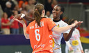 Laura van der Heijden na afloop met Alexandrina Cabral Barbosa.