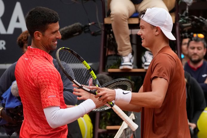 Novak Djokovic (l) congratulates his opponent Holger Rune (r) for the victory.