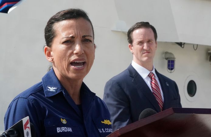 La capitaine des gardes-côtes du secteur de Miami, Jo-Ann Burdian, lors d'une conférence de presse