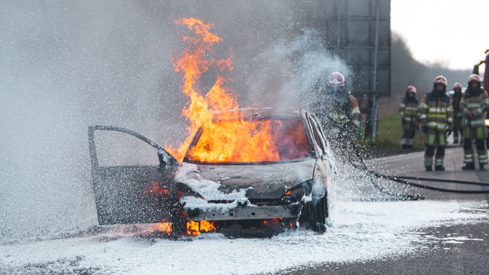 De auto die spontaan in brand vloog, werd volledig verwoest door de vlammen.