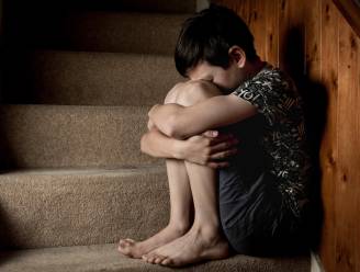 Broers praten voor het eerst over misbruik door hun ‘lievelingsoom’: “Voor mij was hij na de verkrachting dood”