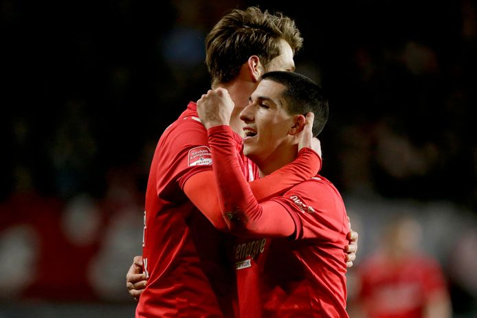 Aitor en Oosterwijk vieren de 4-0 van FC Twente.