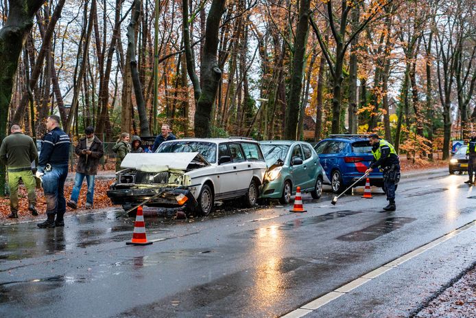 Drie auto’s flink in de kreukels na botsing in Apeldoorn, een ...