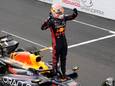 Max Verstappen viert zijn overwinning.