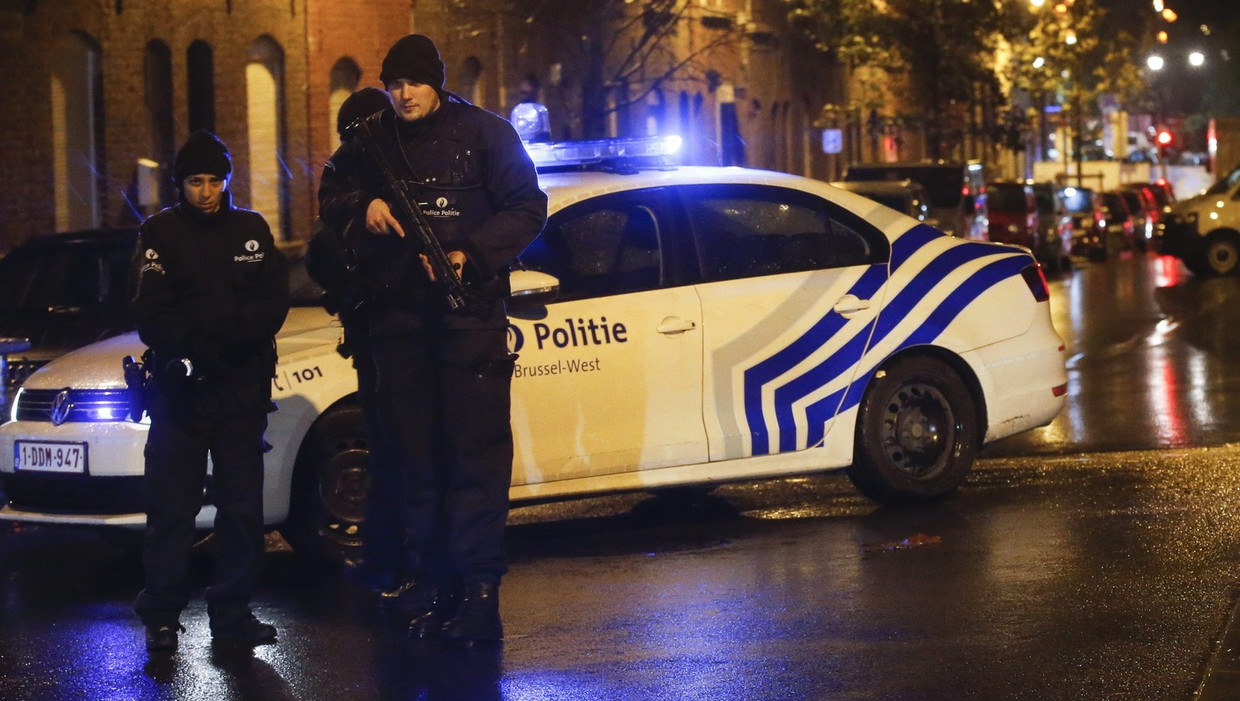Belgische politie zaterdag in Molenbeek Beeld epa
