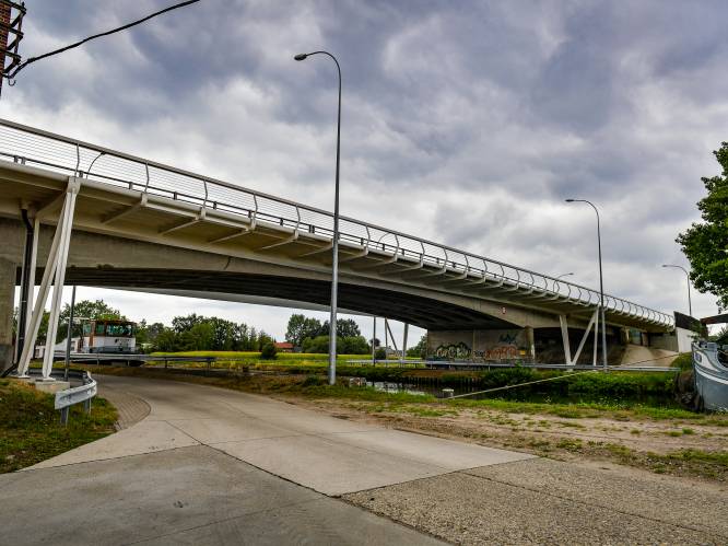 Arbeider (49) wordt onwel en overlijdt op werf van Brug 5