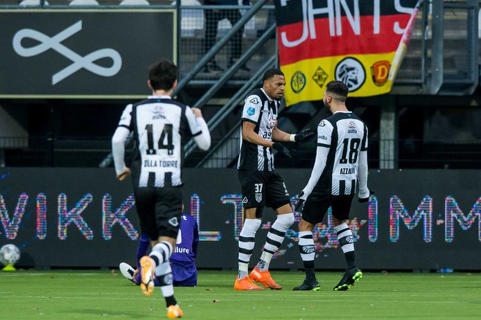 Mitchell Burgzorg (m) viert zijn treffer.