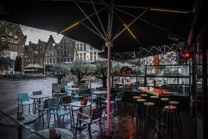 Lege terrassen op de Arnhemse Korenmarkt om corona.