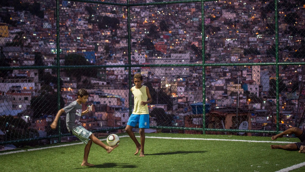 Twee jongens spelen voetbal in Rio de Janeiro. Beeld afp