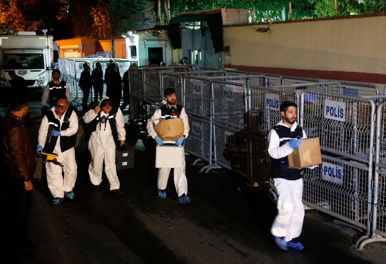 Turkse forensische onderzoekers bezig met onderzoek in Saoedische consulaat Beeld AP