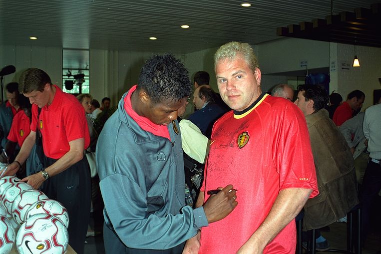 Sergio Quisquater op bezoek bij de Rode Duivels in 2000. Hij bracht toen het supporterslied ‘Allez, allez, allez’.  Beeld coenegracht