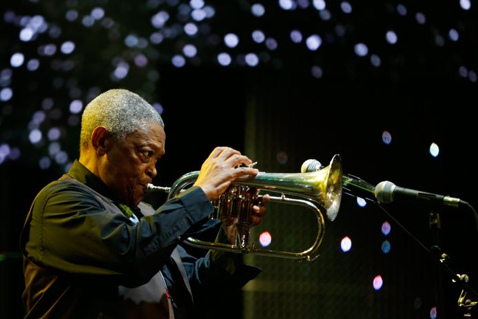 De Zuid-Afrikaanse trompettist Hugh Masekela tijdens het Safaricom International Jazz Festival in augustus 2016.