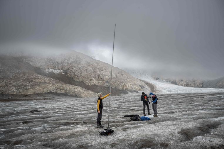 Wetenschappers meten het smelten van een gletsjer in Zwitserland. ‘Er wordt veel te veel in jargon over het klimaat gesproken. Het verhult waar het echt om draait.’ Beeld AFP