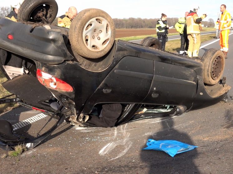 Automobilist gewond nadat auto over de kop slaat op N34