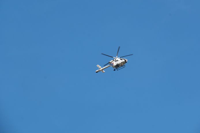 Klopjacht op ontsnapte gedetineerde op de E19. Politiehelikopter