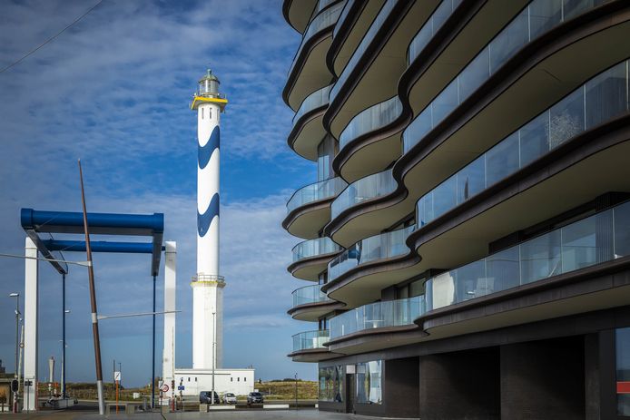 De vuurtoren op Oosteroever, met de woonblokken als dichtste buur.