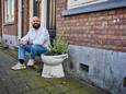 Buurtbewoner Roy van Lieshout ergert zich aan de leegstaande woningen aan de Bas Jungeriusstraat en het bouwafval in de tuin: ‘Van een toiletpot hebben we maar een bloemenbak gemaakt’