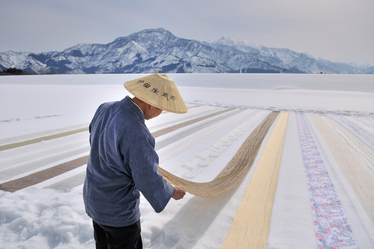 Peperdure kimonostoffen liggen in Snow Country te drogen in de felle zon op de sneeuw. Beeld DAVID DE VLEESCHAUWER