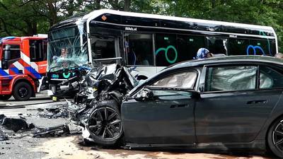 Een amper twee weken oude BMW knalt frontaal op een lijnbus: dit is wat we tot nu toe weten