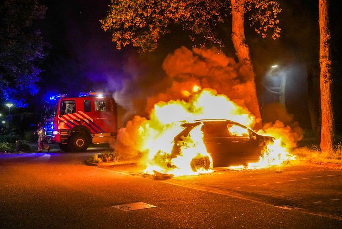 Bij een brand is een auto aan de Zwembadweg in Geldrop in de nacht van woensdag op donderdag volledig verwoest.